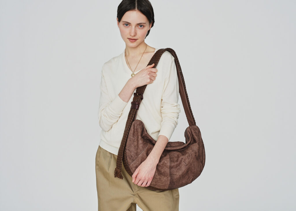 ショルダーバッグは、大・小の2サイズ展開-2