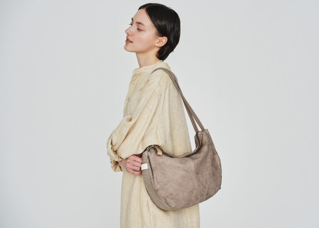 「2本手が欲しい」に応えた“丸いトート”-2