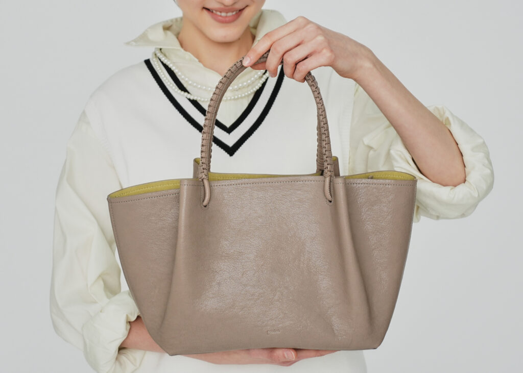 ドレープが生む、やわらかな動きのあるフォルム(１)
