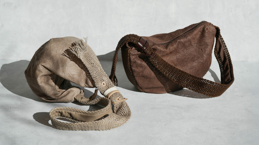 ハンモックのように揺れる、大人の本革カジュアルバッグのアイキャッチ画像です。