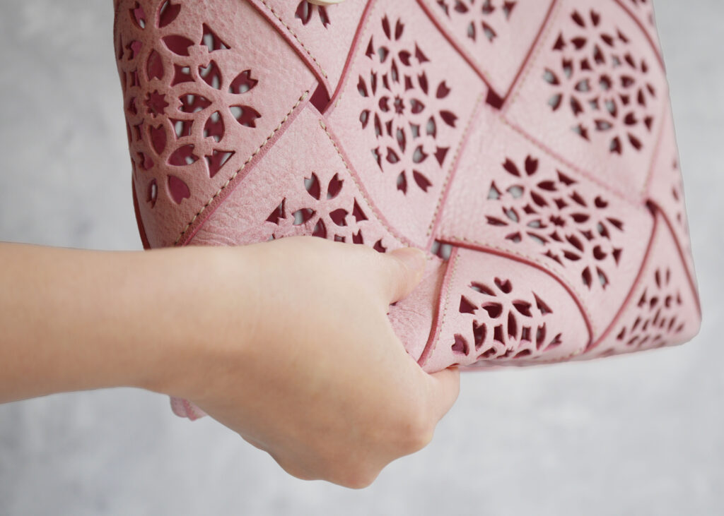 見た目よりもしなやかに、手に沿う質感