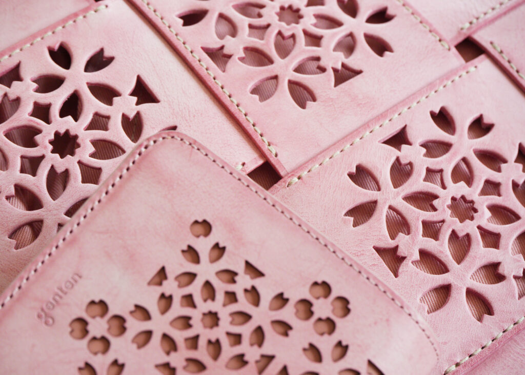 淡いピンクに、春の光をまとわせて