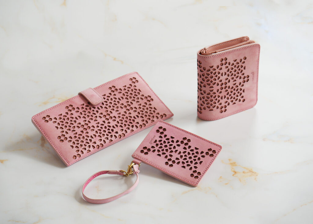 手元に咲く、2つの財布とパスケース