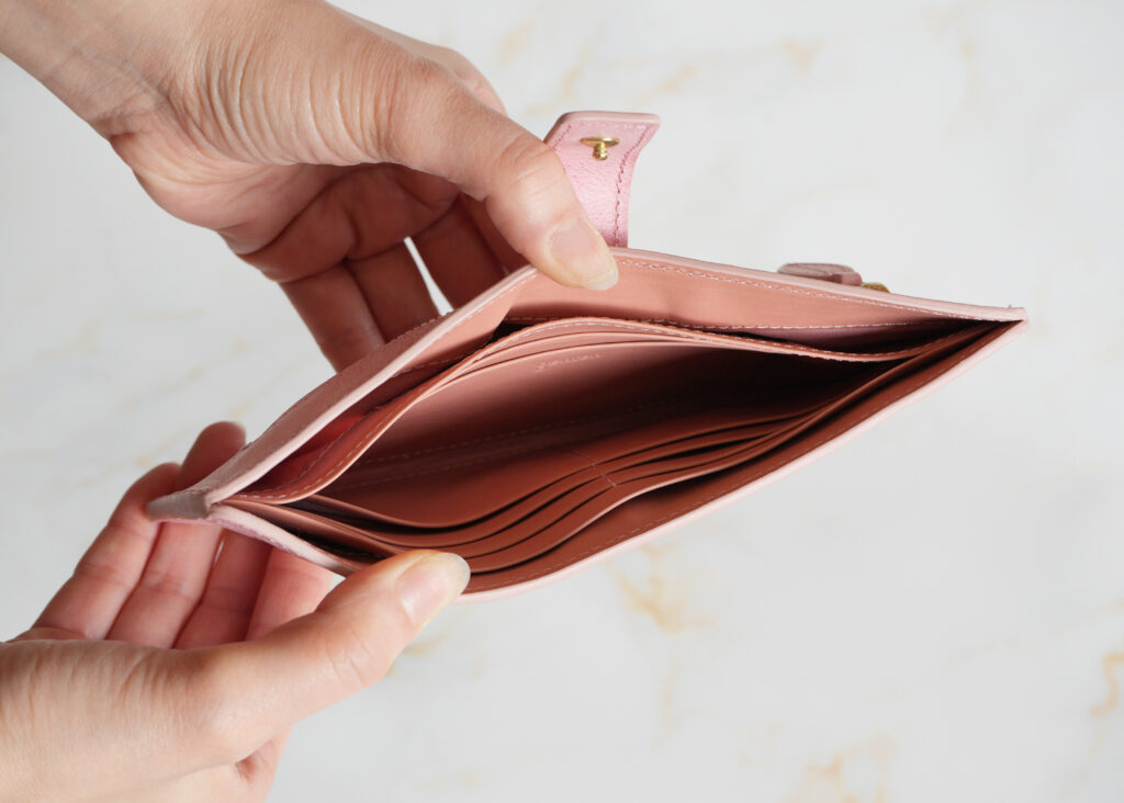 マチなしタイプの長財布｜薄さのまま、視線が届く-1