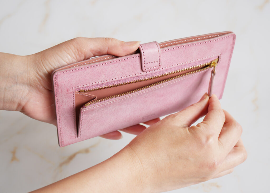 マチなしタイプの長財布｜薄さのまま、視線が届く-2