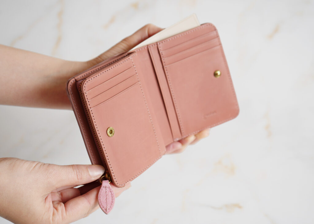 二つ折り財布｜小さく収めて、きちんと頼れる-2