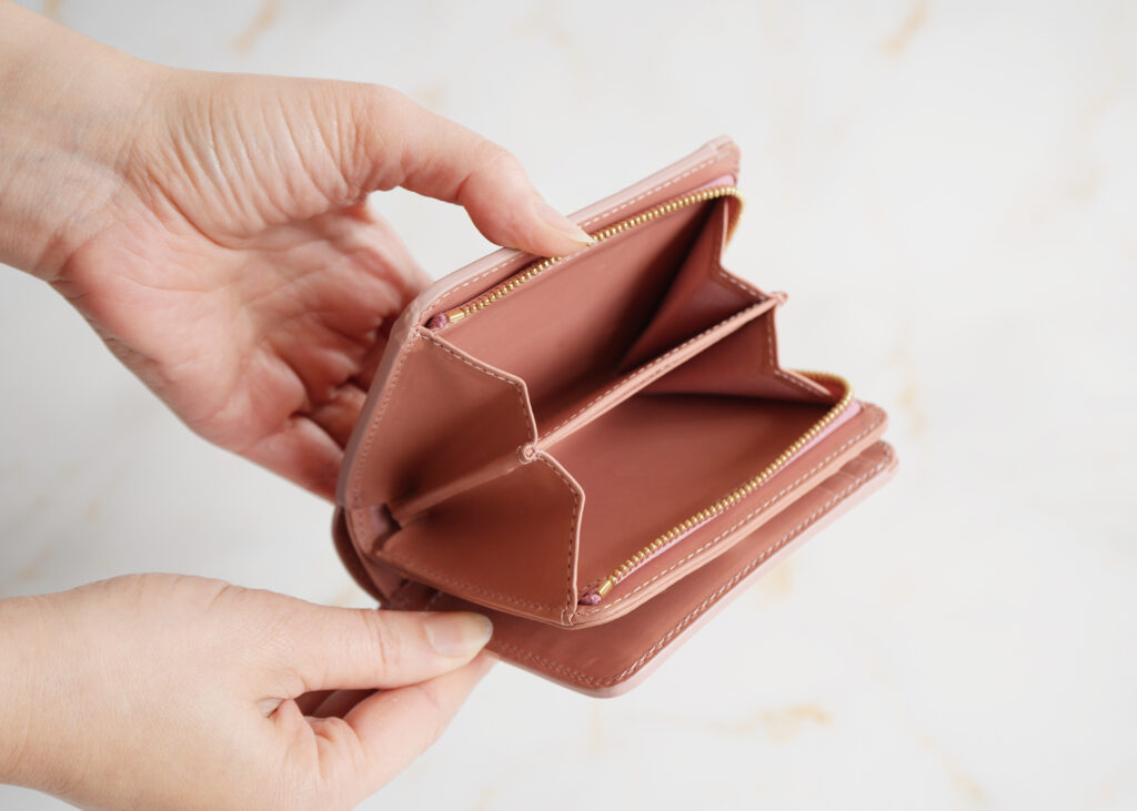 二つ折り財布｜小さく収めて、きちんと頼れる-1