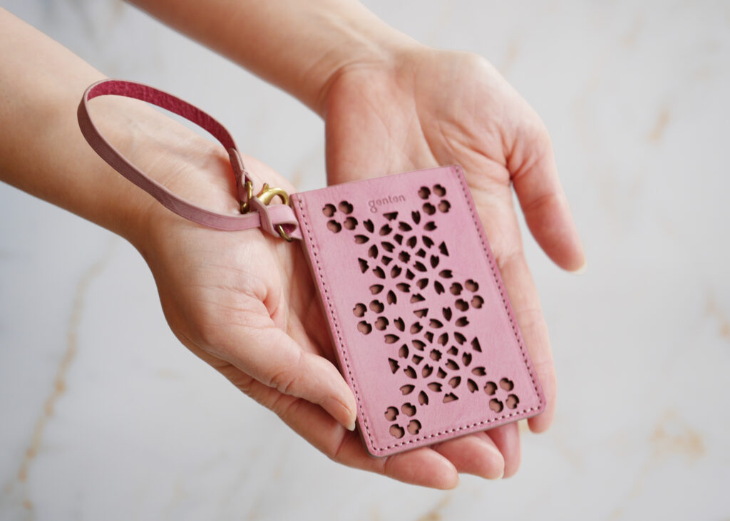 ファスナーの引手には葉っぱを思わせる形を添え、さりげない遊び心も忍ばせました。
パスケース｜ふと透ける模様が、気持ちをほどく-1