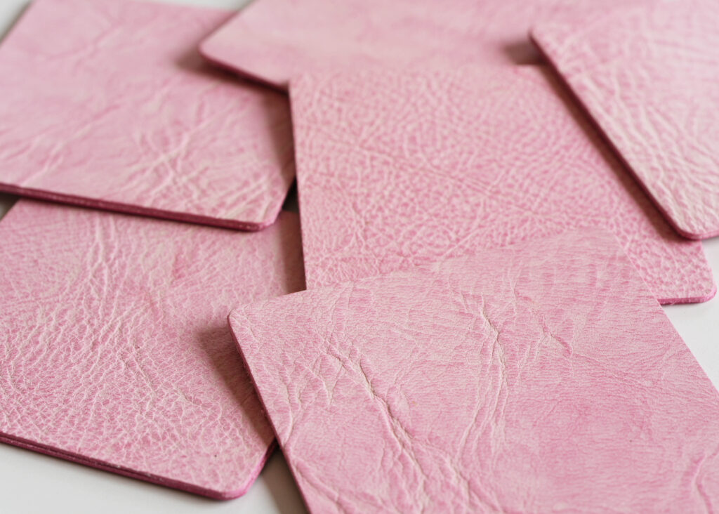 バッグには使われにくい革。それでも、選ばれた理由