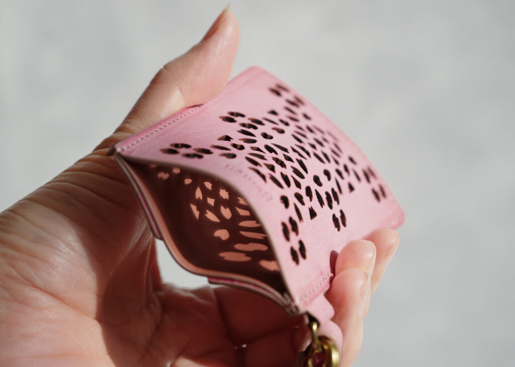 ファスナーの引手には葉っぱを思わせる形を添え、さりげない遊び心も忍ばせました。
パスケース｜ふと透ける模様が、気持ちをほどく-2