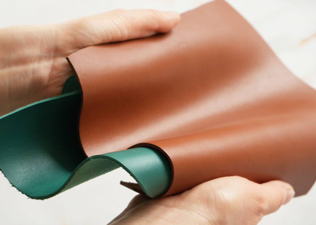 サンタクローチェ地方のイタリアンレザー（牛ベリー）