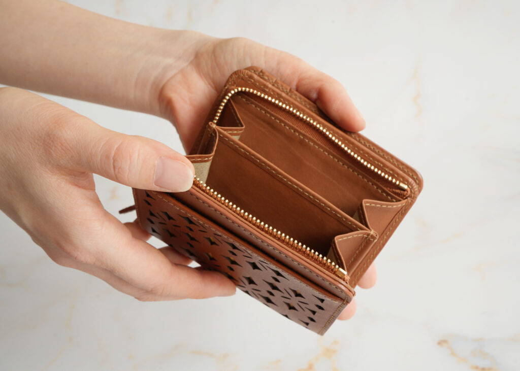 二つ折り財布｜内側に忍ばせた焼印と、穏やかな配色（４）