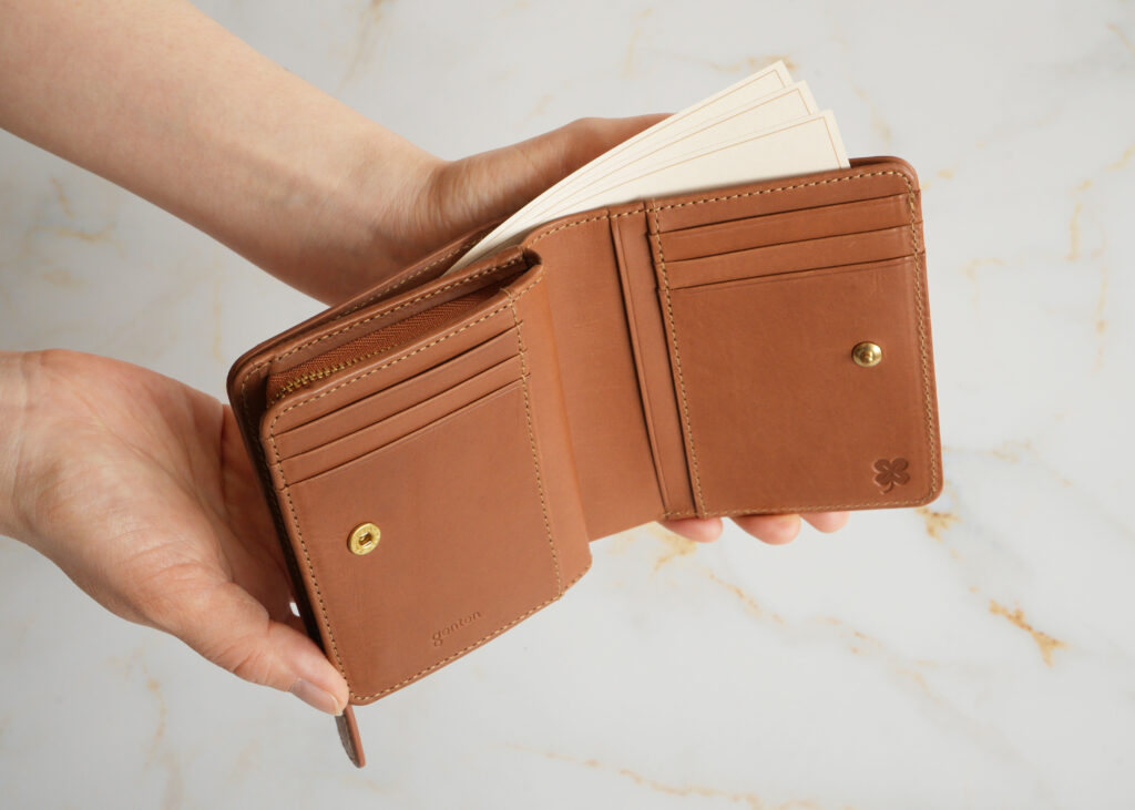 二つ折り財布｜内側に忍ばせた焼印と、穏やかな配色（３）