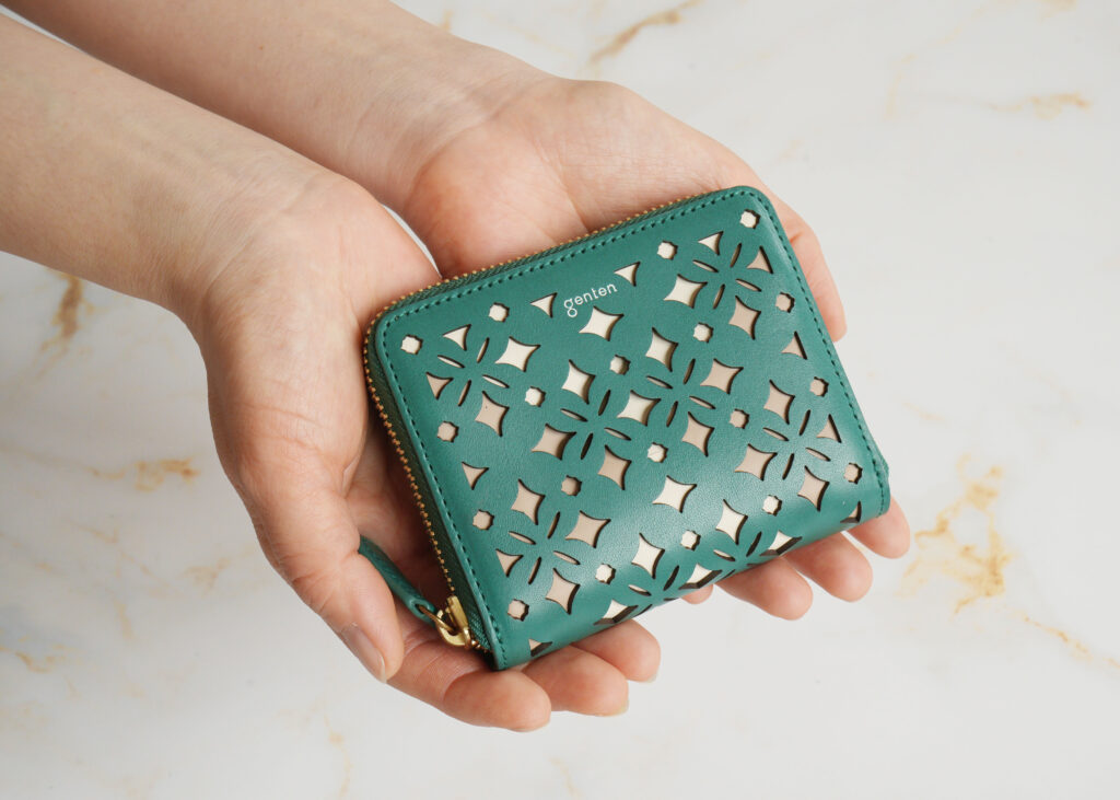 新しく開発したミニ財布｜小さく持てて、収納は想像以上
