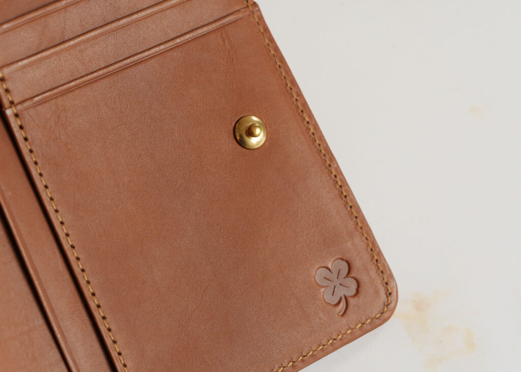 二つ折り財布｜内側に忍ばせた焼印と、穏やかな配色（２）