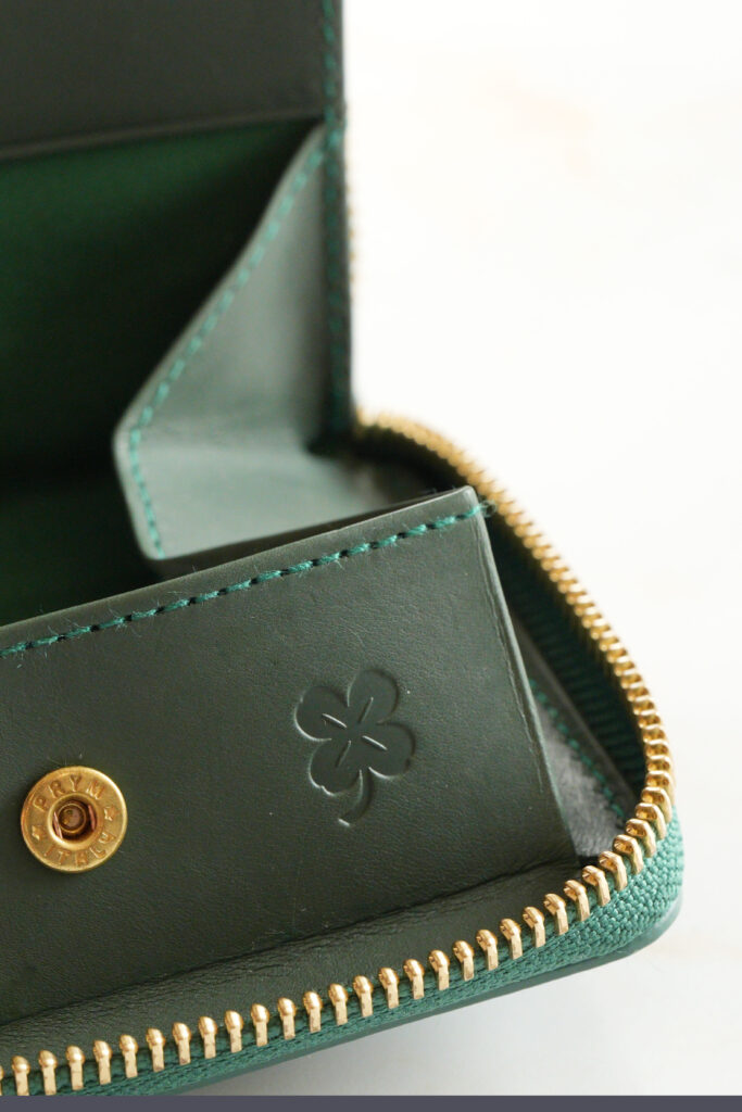 二つ折り財布｜内側に忍ばせた焼印と、穏やかな配色-10 