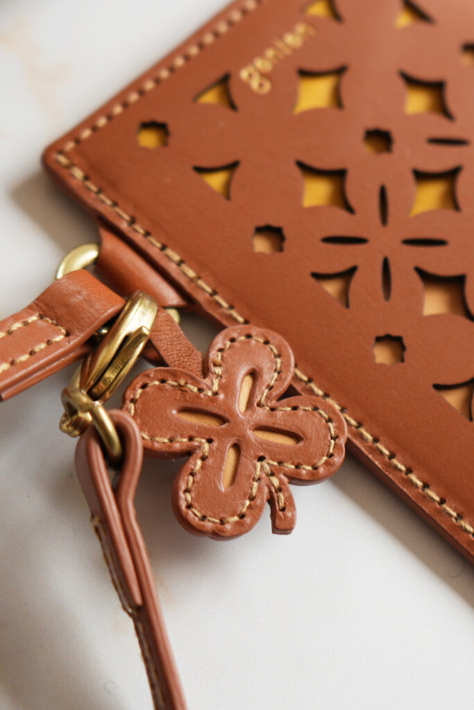 パスケース｜窓付きで見せやすい、チャーム付きの相棒-2