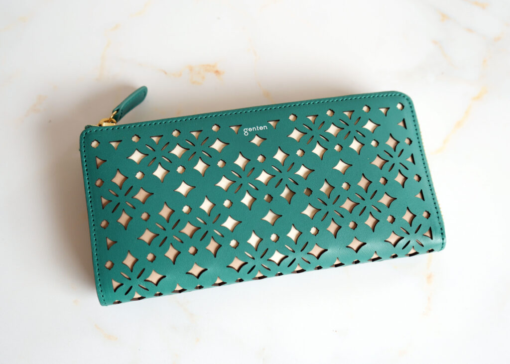 長財布｜手に馴染むLファスナーと、やさしいグラデーション
