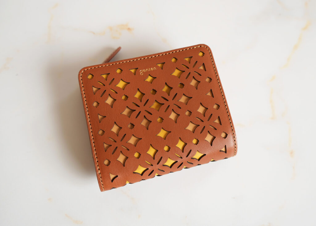 二つ折り財布｜内側に忍ばせた焼印と、穏やかな配色