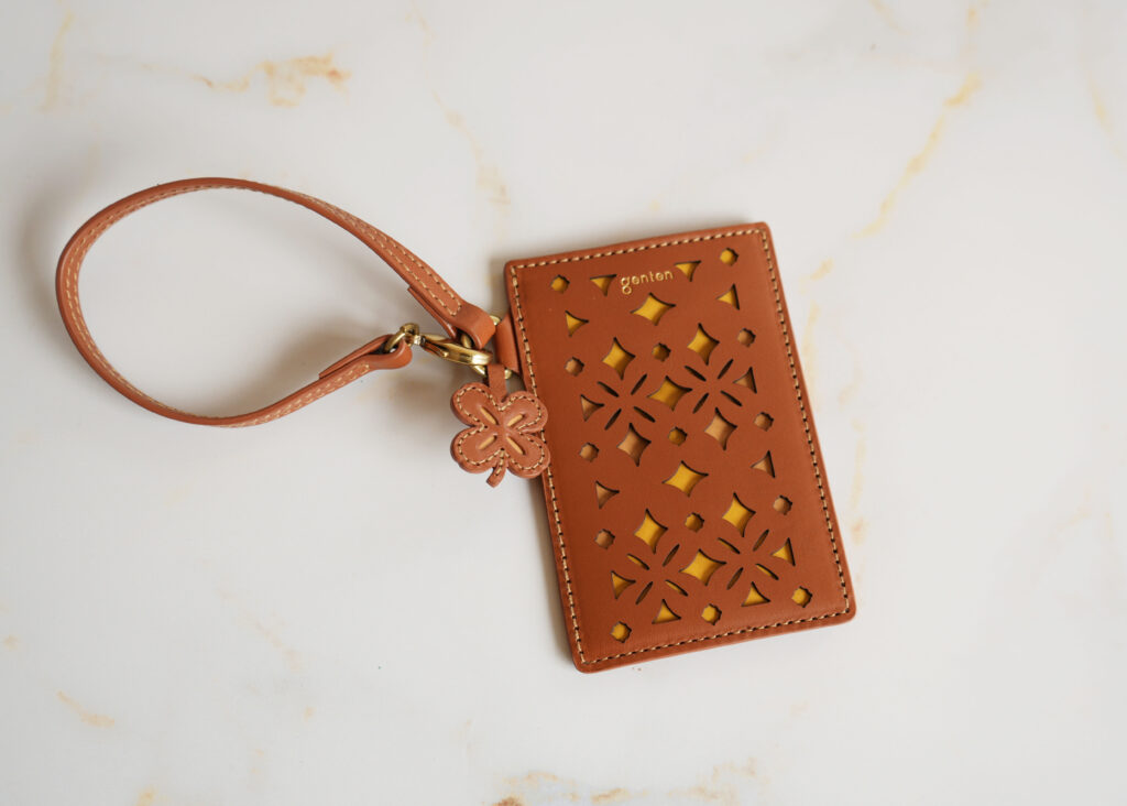 パスケース｜窓付きで見せやすい、チャーム付きの相棒-1