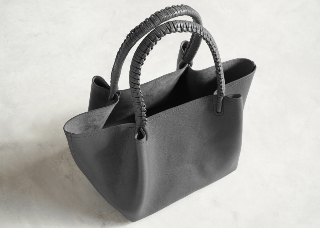 ドレープが生む、やわらかな動きのあるフォルム(2)