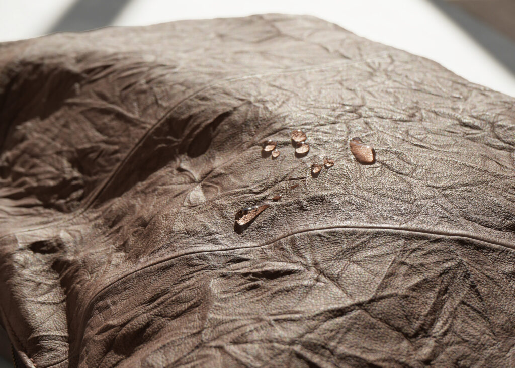 本革なのに、ちょっとした雨に慌てない理由-1