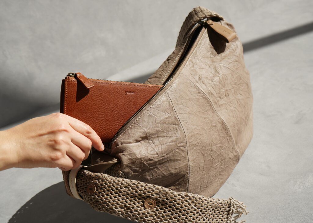 本革なのに、ちょっとした雨に慌てない理由-2