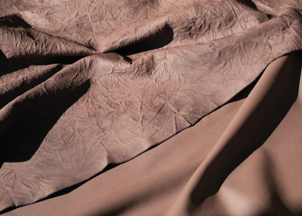 4人の職人がつくる“手絞りのシワ”というデザイン