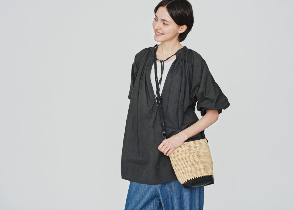 ショルダーバッグ|貴重品だけで軽やかに