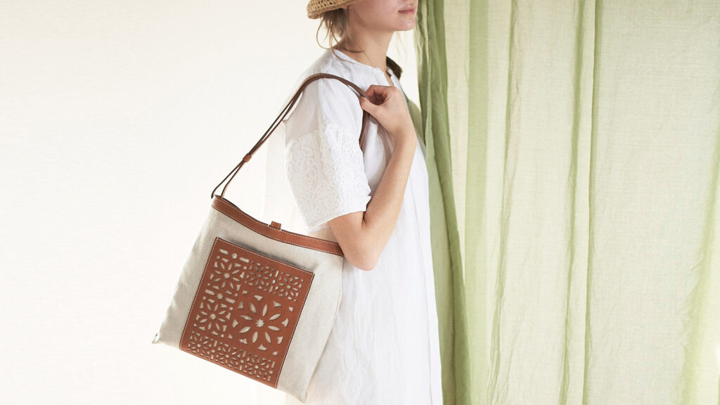革を軽やかに持ちたい方へ。リネンで仕立てた「カットワーク」バッグ