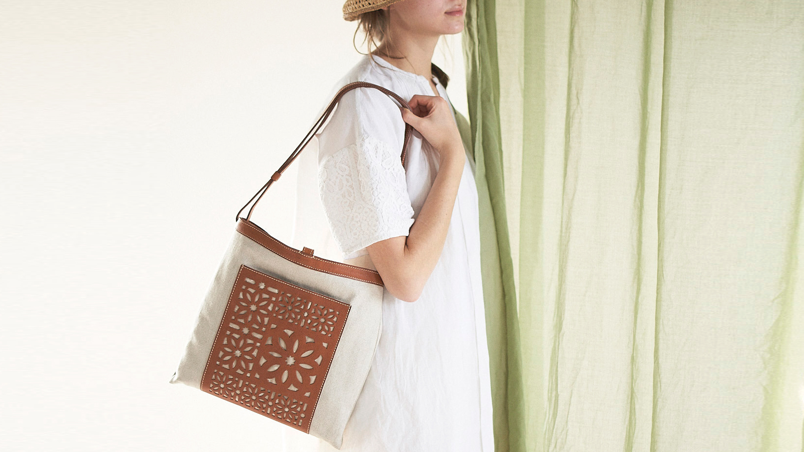 革を軽やかに持ちたい方へ。リネンで仕立てた「カットワーク」バッグ