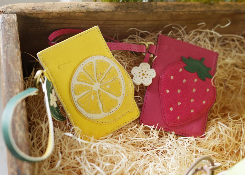 はみ出るフルーツのパスケース｜改札で気分が弾む