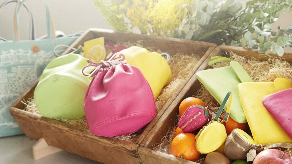 明日を彩る、旬の色｜フルーツマーケットのバッグと革小物