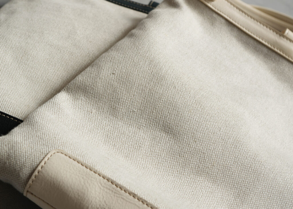リトアニア産リネン100%の“シャリ感”と、ほどよいハリ