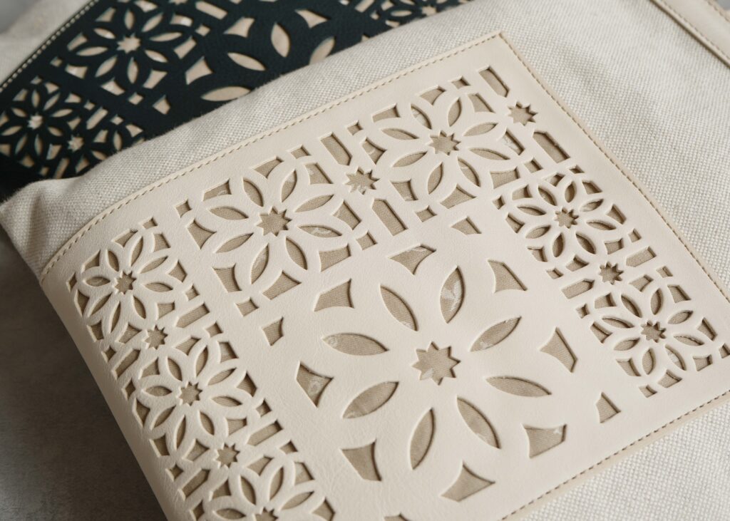 デザイン|花模様のカットワークが、装いに軽やかさを足す