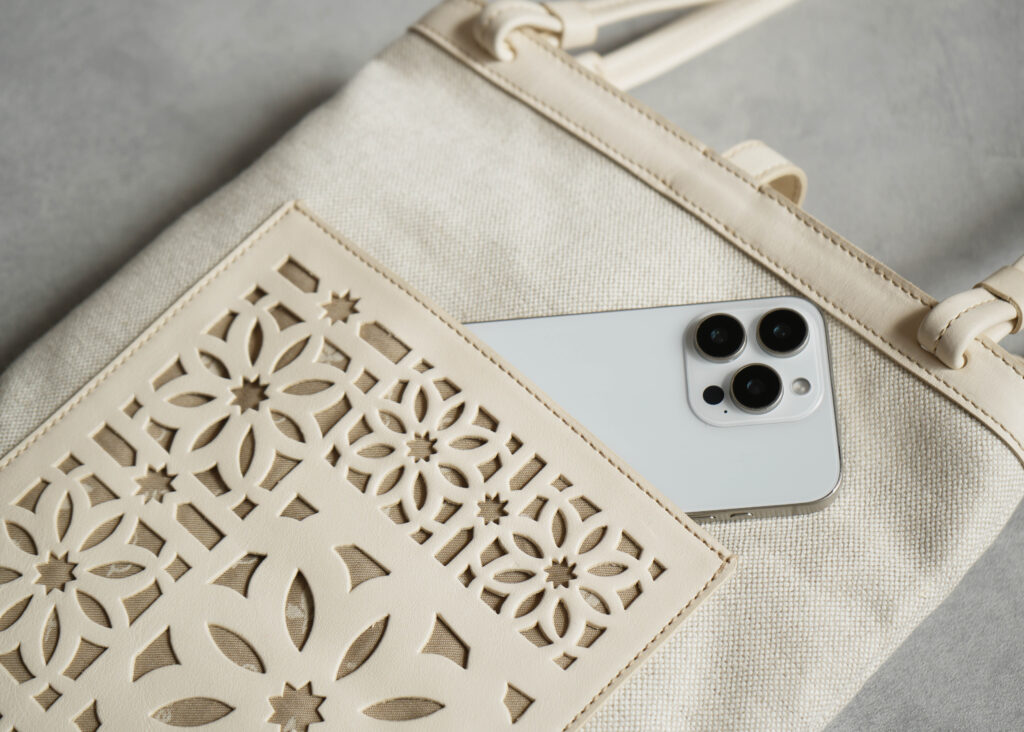 花模様の“揺らぎ”で、上品に大人のかわいい