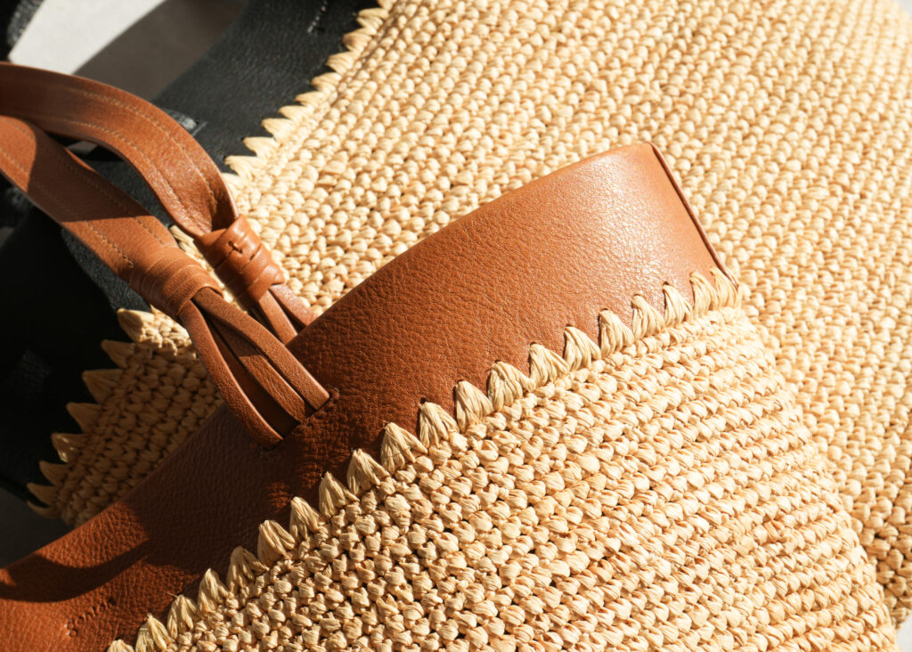 ラフィアと革を縫わずに、“編みつなぐ”。異素材を美しくつなぐ手仕事
