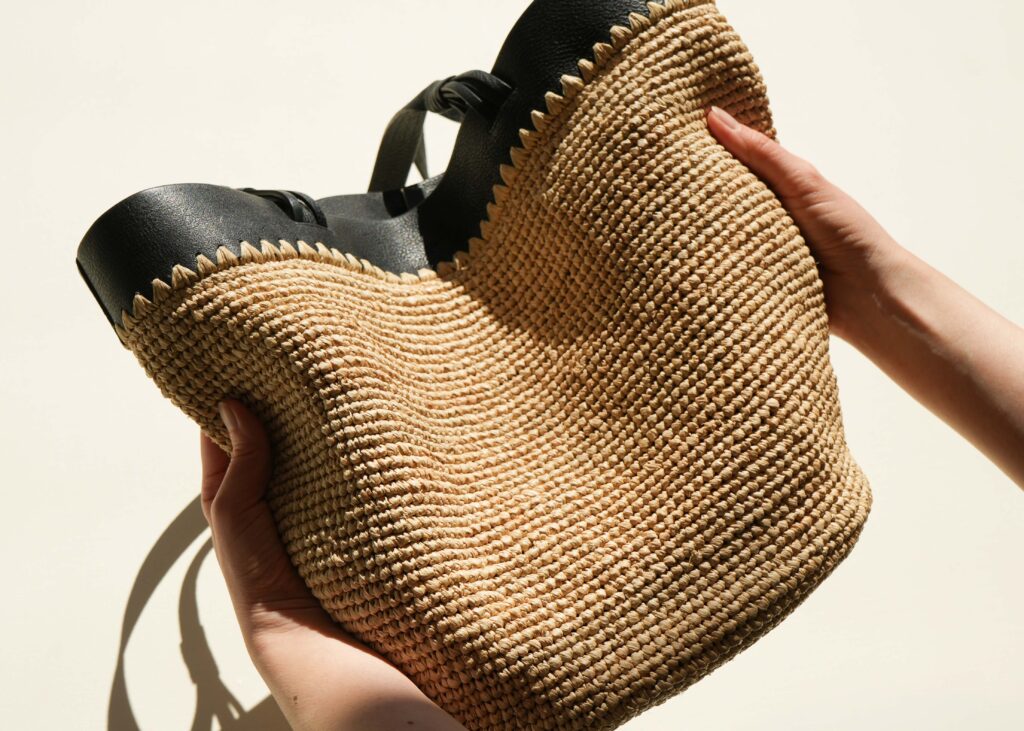 緻密な編み込みが生む、しなやかな持ち心地