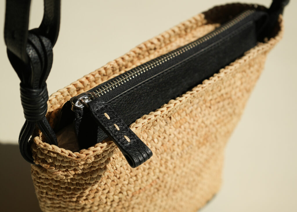 ショルダーのファスナー仕様の写真