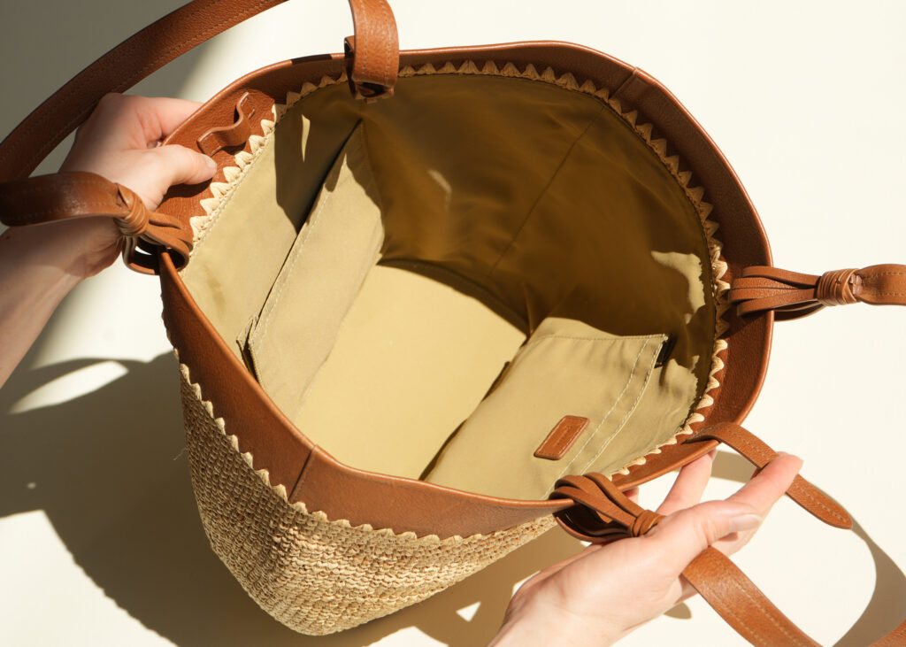 トートは再生ナイロン裏地で軽量+突然の雨にも配慮