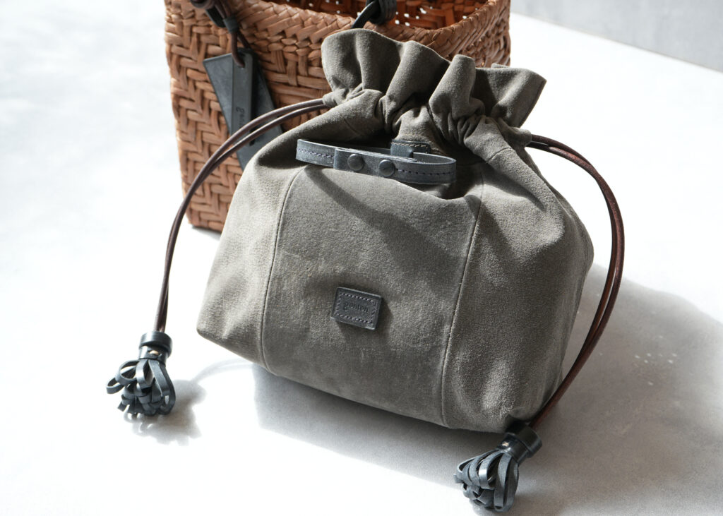 巾着は国産ピッグスウェードを本品専用色で