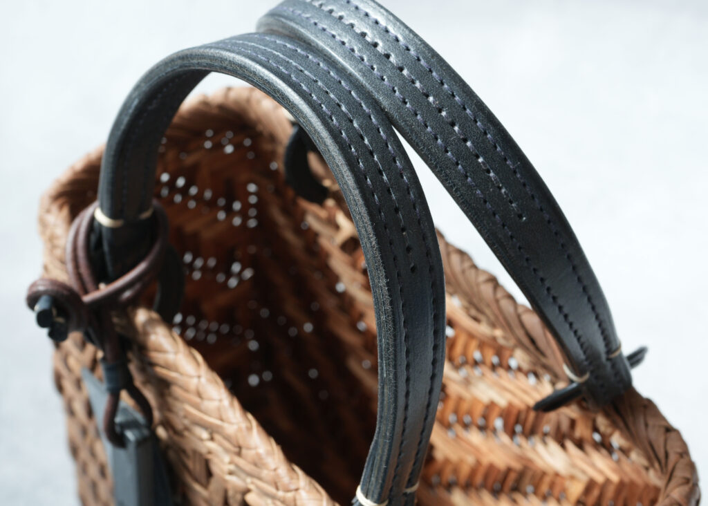 ハンドルはスムースレザーへ。曲線の美しさを強調