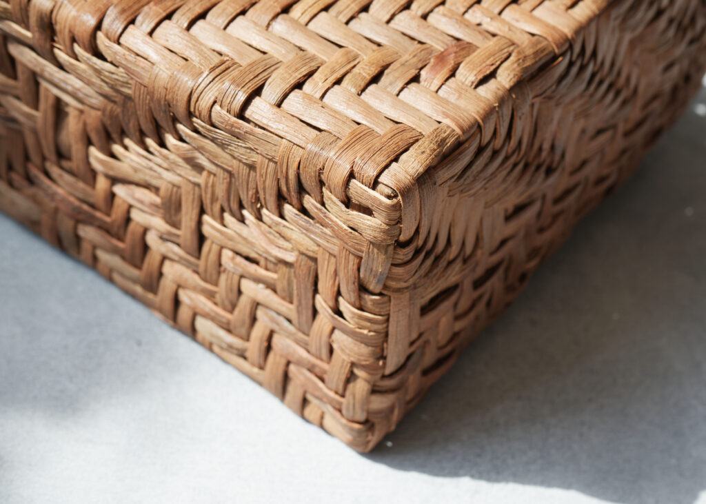 角の直角・編み目の均一さが、佇まいを決める