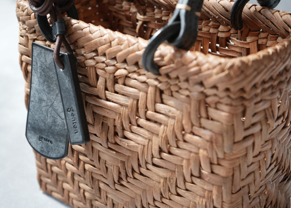 今年の編みは「代わりアジロ編み」—V字がつくる陰影