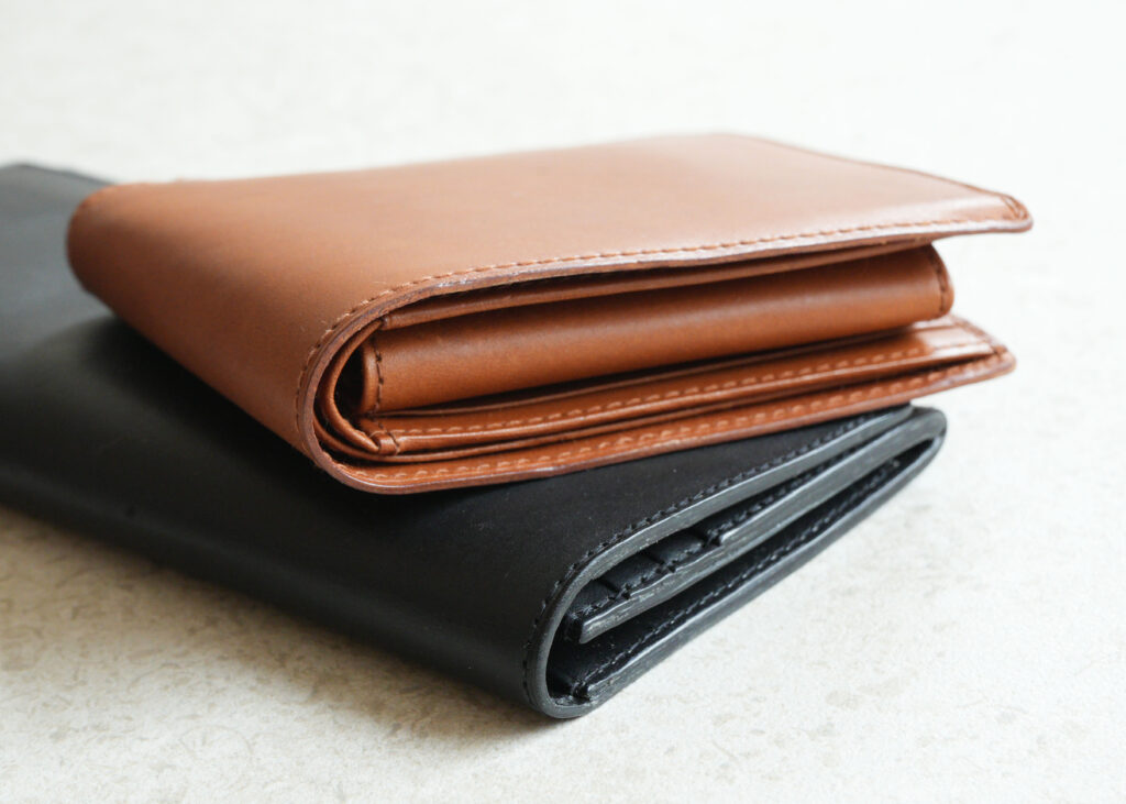 透明コバで輪郭が整う。革の色をそのまま見せる