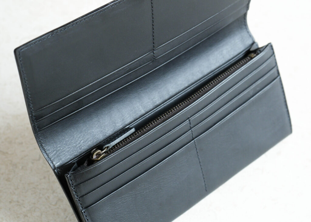 新型の長財布は「小銭入れ付き」で一つに完結