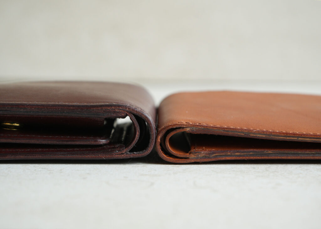 二つ折りはササマチで、薄さが際立つ