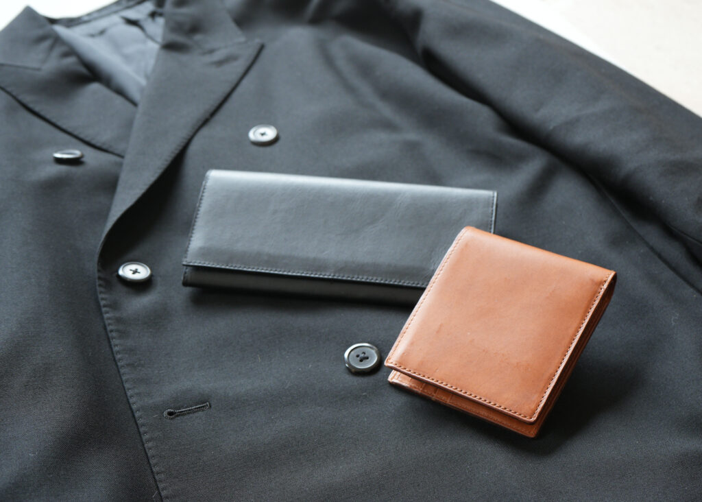 カラーはクロ／チャの2色で、ビジネスに絞る