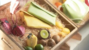 青空の下に連れ出したい、フルーツカラー革小物＆アートなバッグ